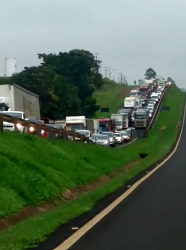 Batida entre carros e motos provoca congestionamento na BR-376