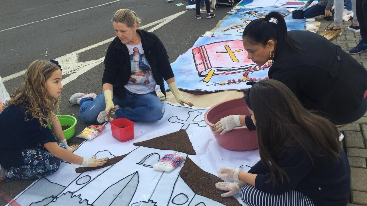 Fiéis confeccionam tradicional tapete para procissão do Santíssimo Sacramento