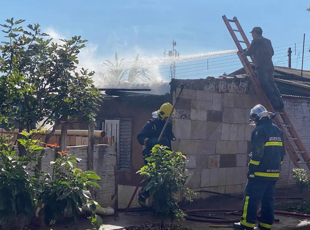 Briga de casal termina com casa incendiada em Paiçandu