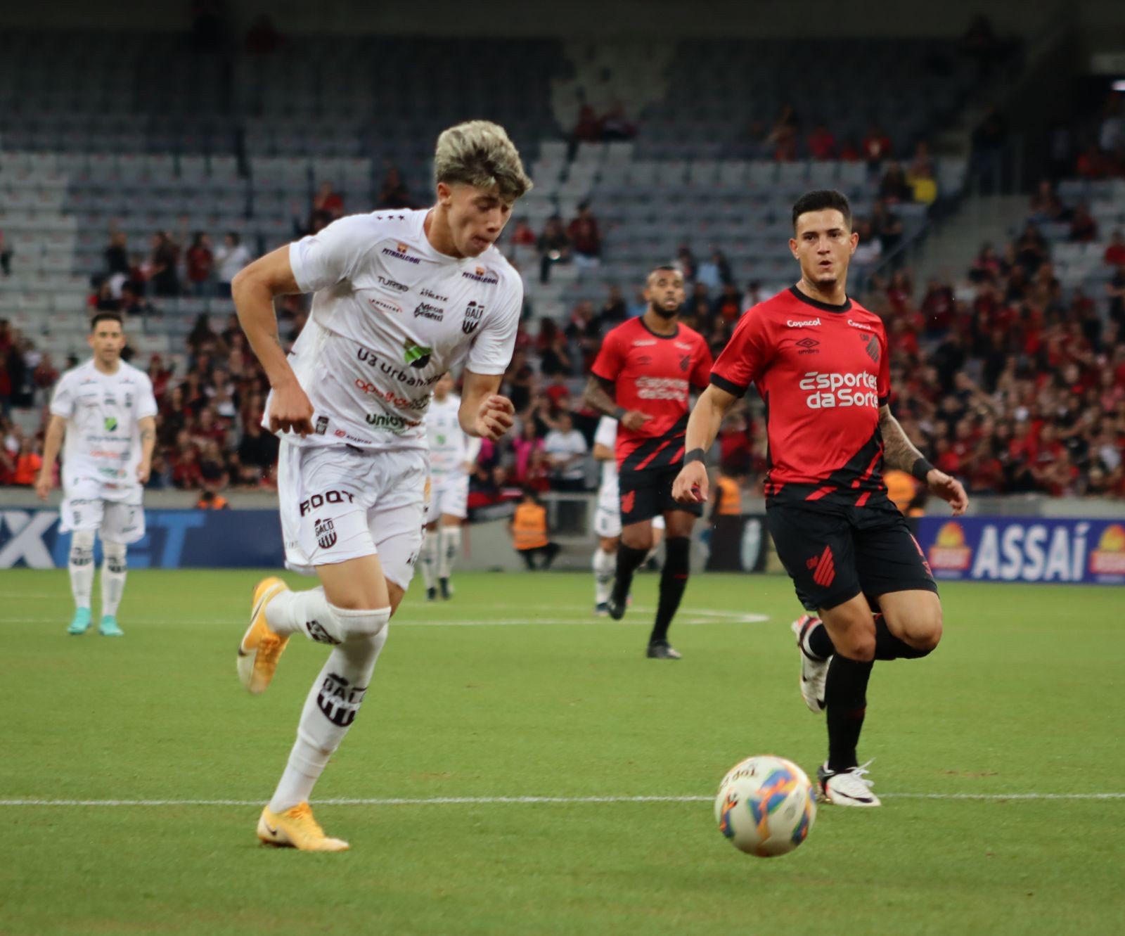 Galo Maringá mostra melhora, mas perde para o Athletico