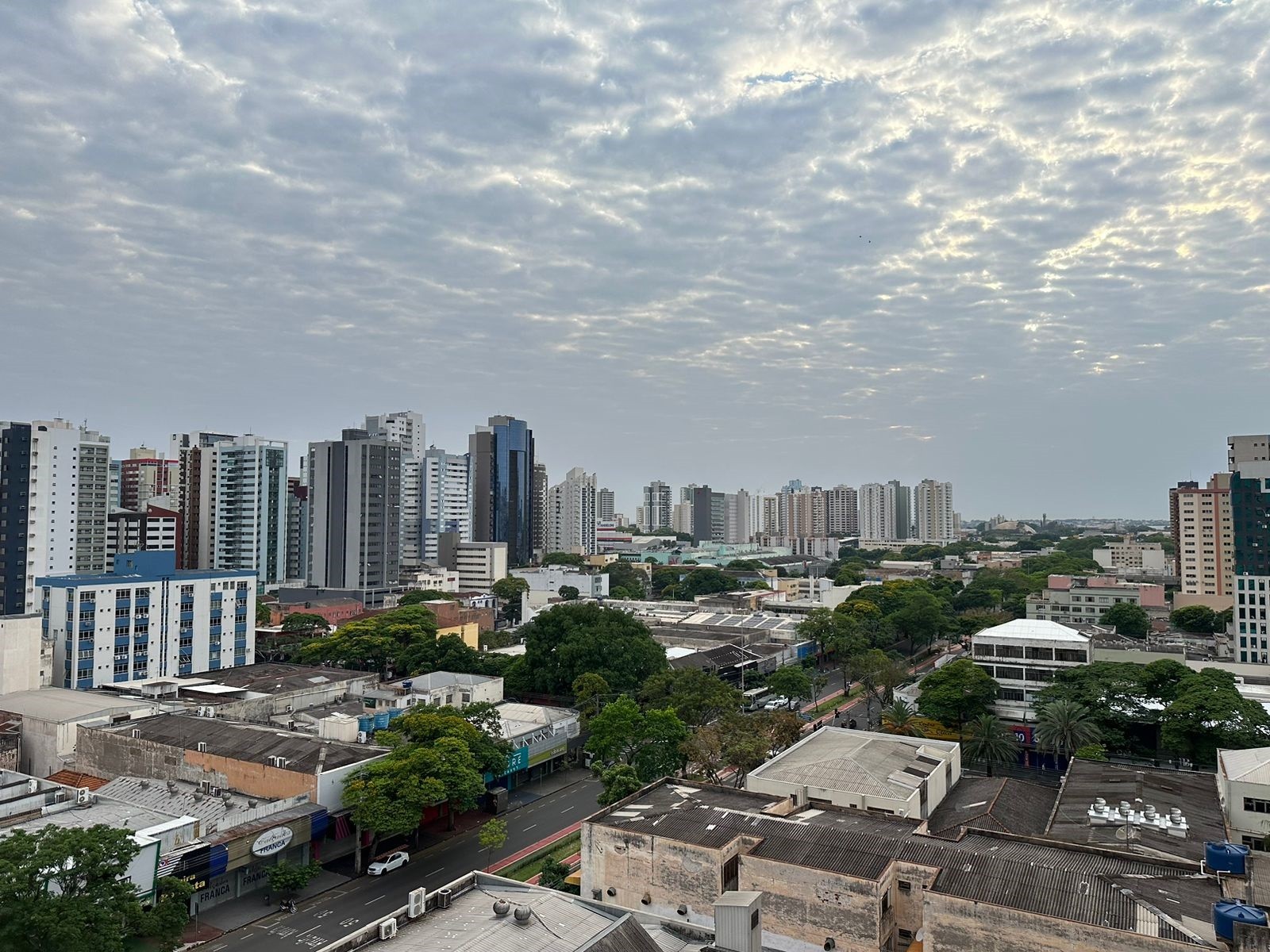Segunda-feira (25) com possibilidade de pancadas de chuva em Maringá