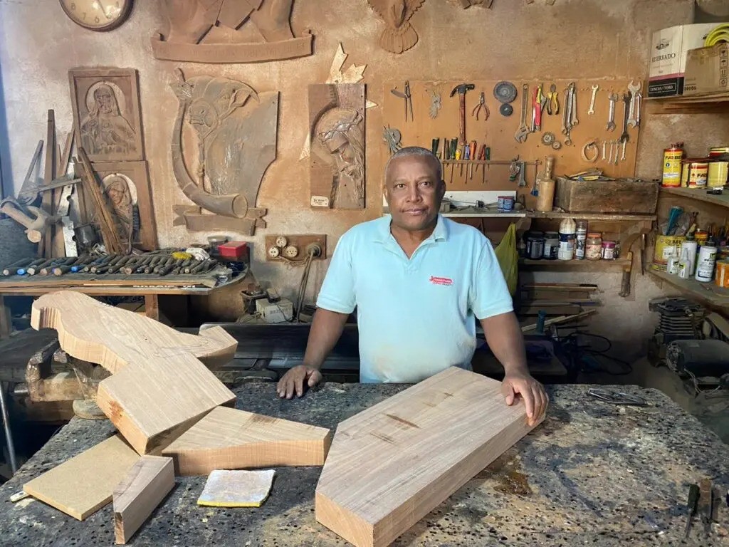 Escultor cria obras em madeira há 45 anos