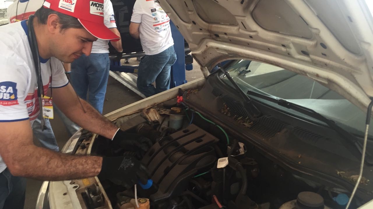 Motoristas conferem a situação dos veículos em inspeção oferecida por oficinas de Maringá