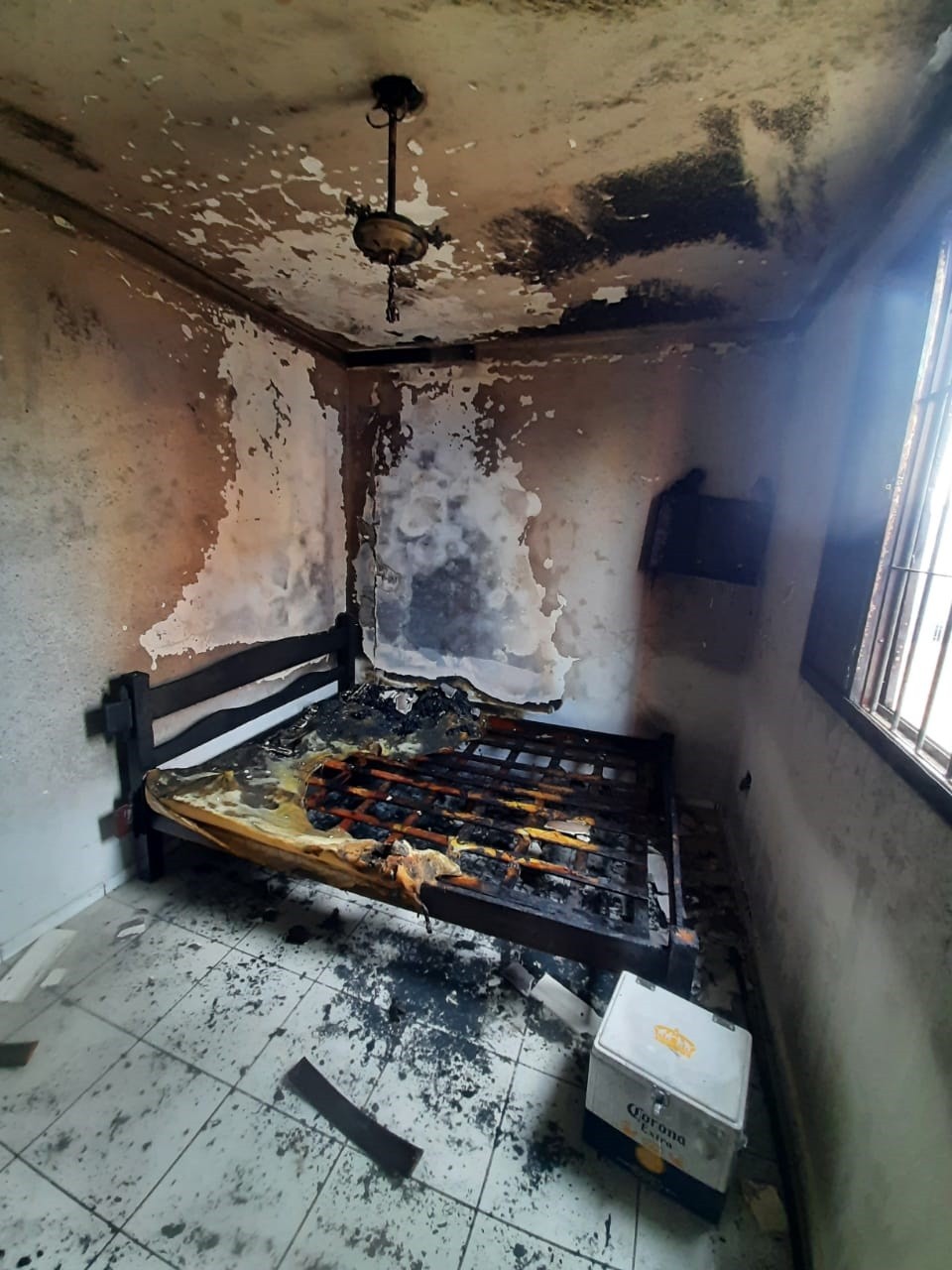 Moradores usam hidrante para apagar incêndio em apartamento