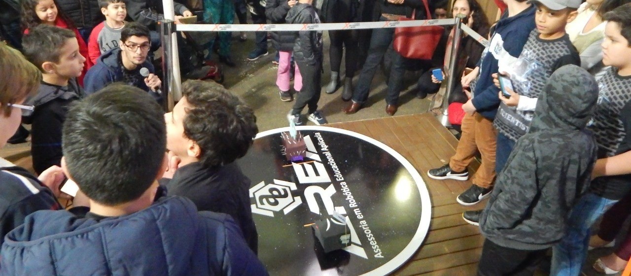 Sumô e jogos de futebol de robôs ocorrem em Maringá