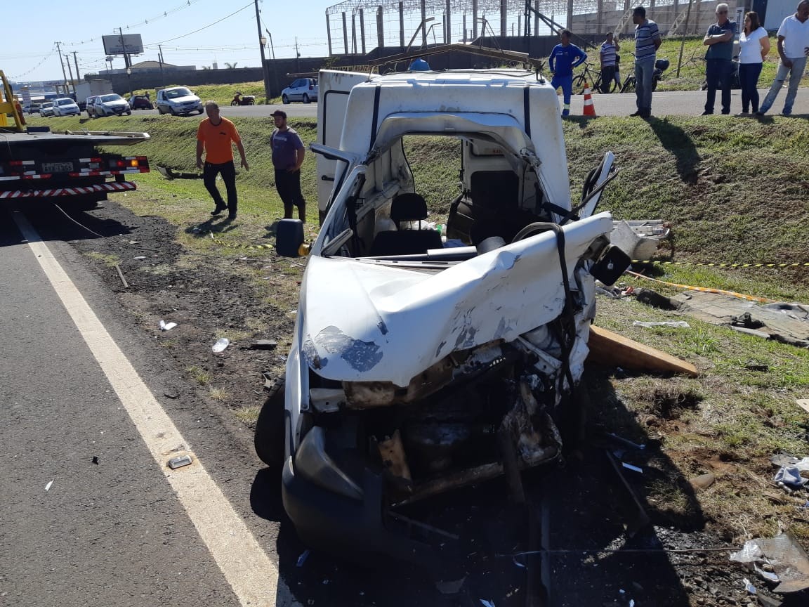 Acidente envolvendo quatro veículos deixa motorista gravemente ferido