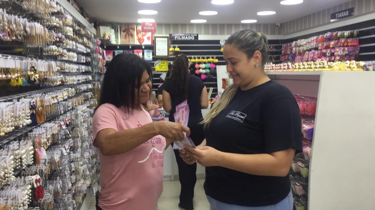 Secretaria da Mulher distribui panfletos pela Avenida Brasil