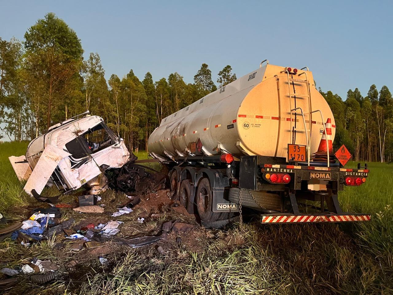Caminhão sai da pista e bate em empresa de produtos químicos