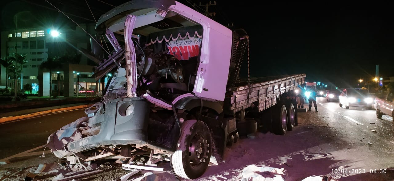 Acidente entre dois caminhões deixa motorista ferido