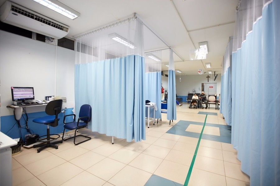 Hospitais suspendem visitas e restringem acesso de acompanhantes