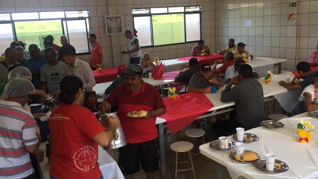 Voluntários promovem festa para moradores de rua de Maringá