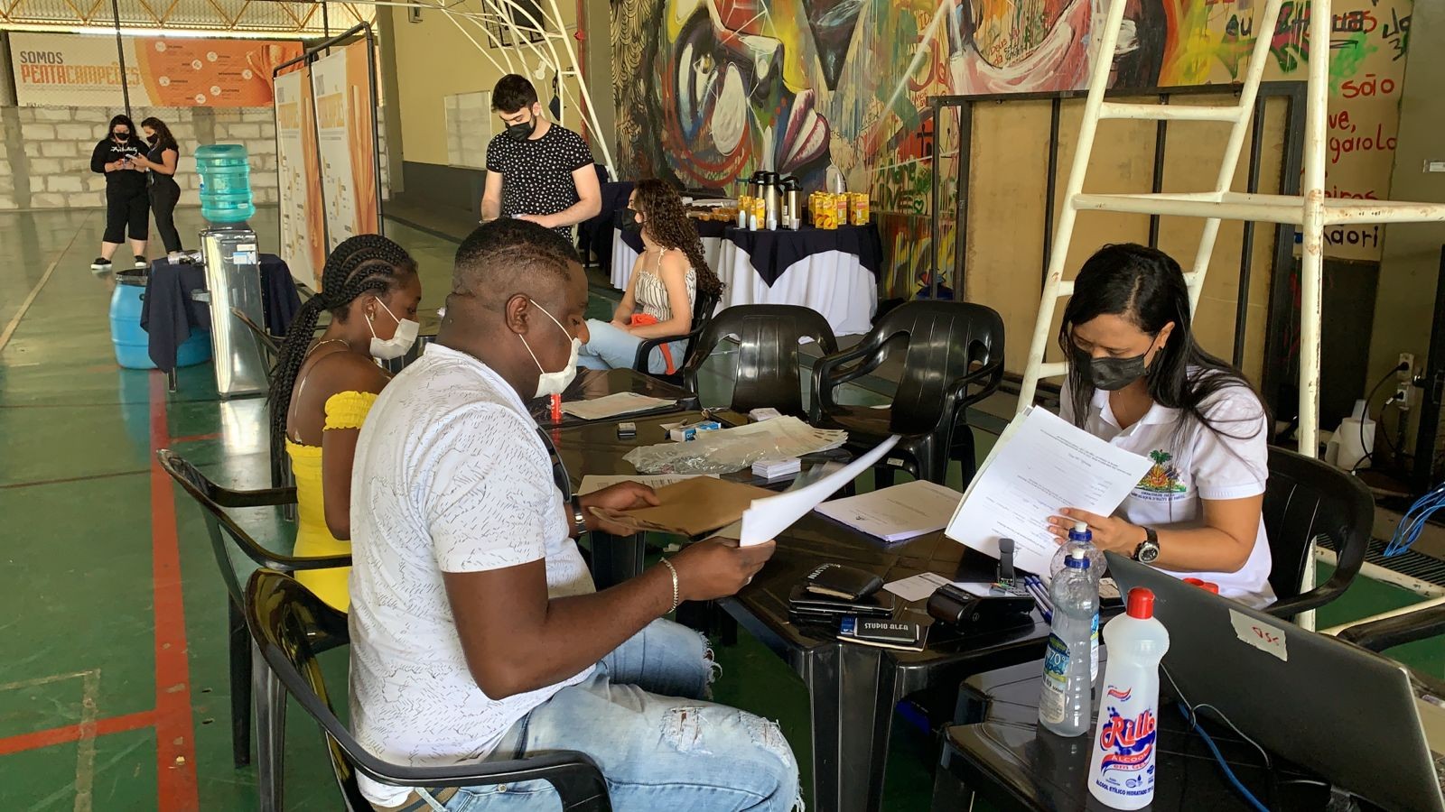 Haitianos recebem atendimento em ginásio de esportes em Maringá