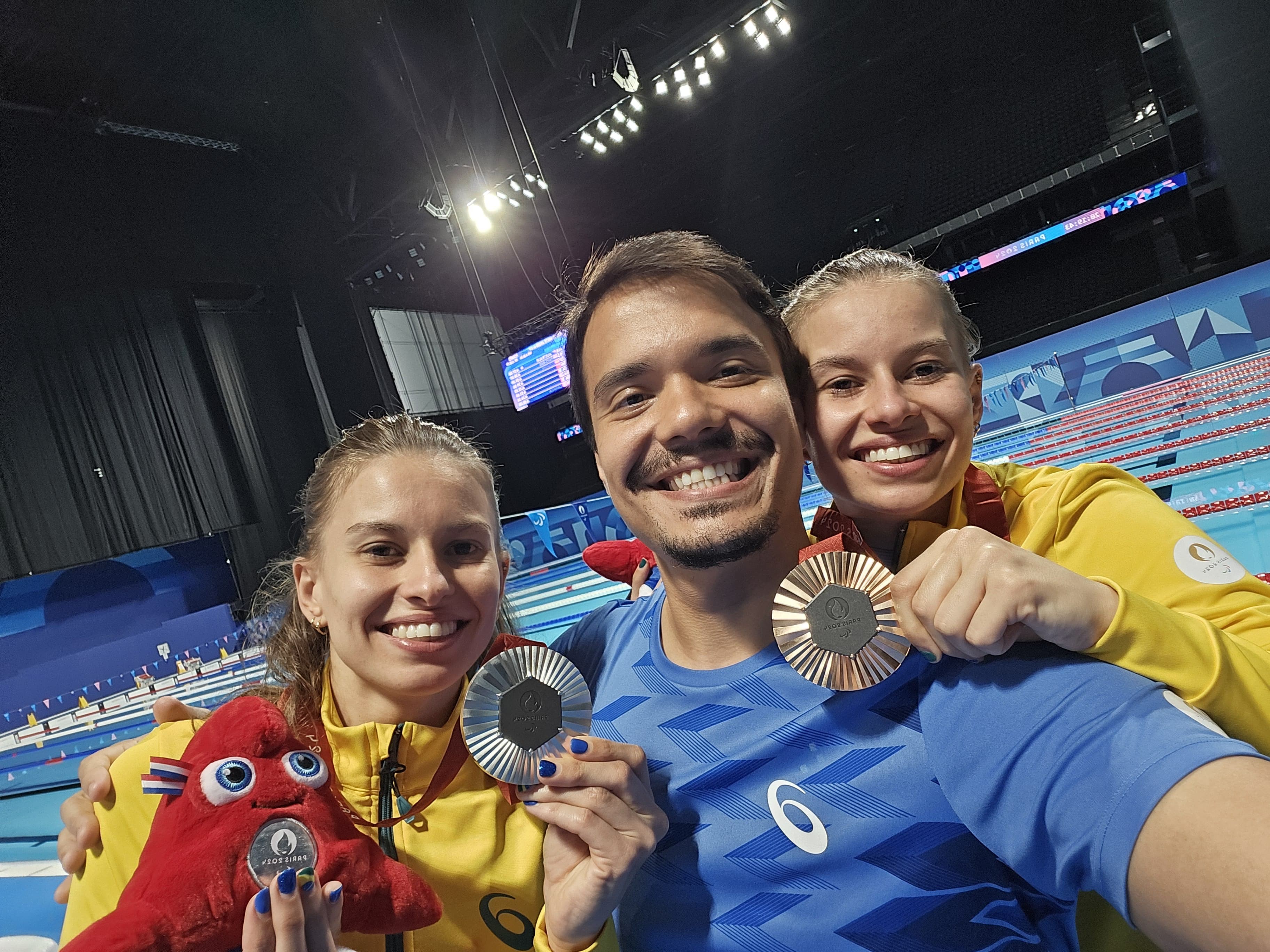 Prata e bronze: gêmeas da natação sobem ao pódio juntas