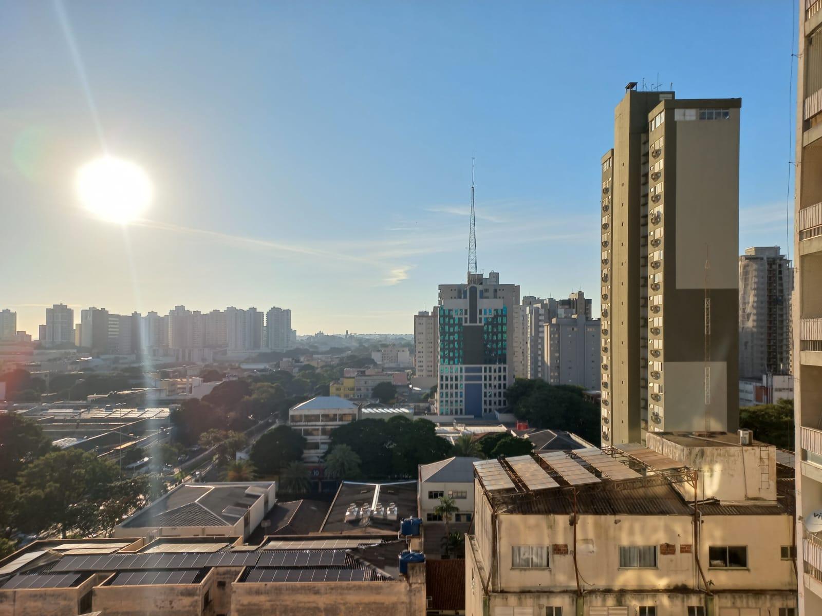 Terça-feira (6) de céu claro e máxima de 27 °C