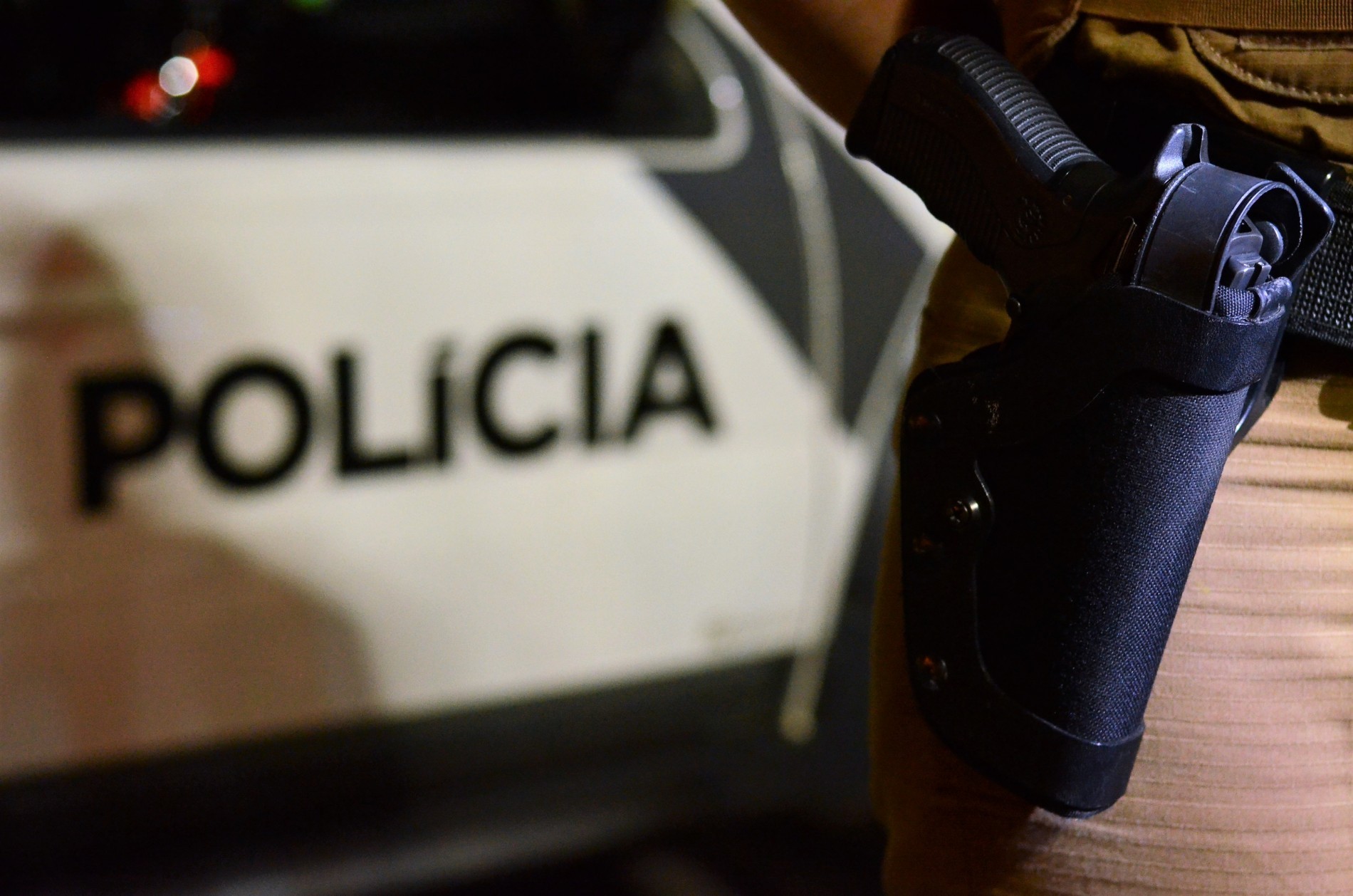 Jovem é baleado com cinco tiros em frente de casa, em Sarandi