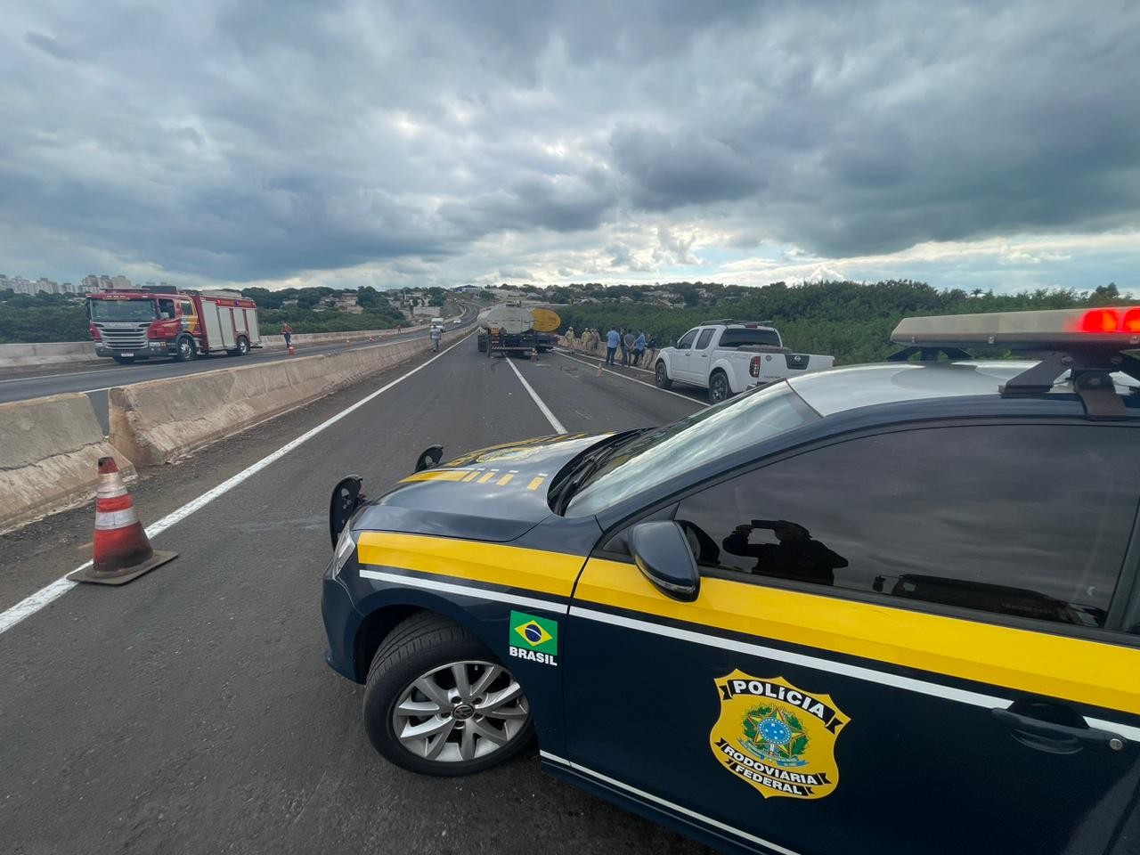 Acidente entre 3 caminhões com combustíveis e concreto interdita BR-376