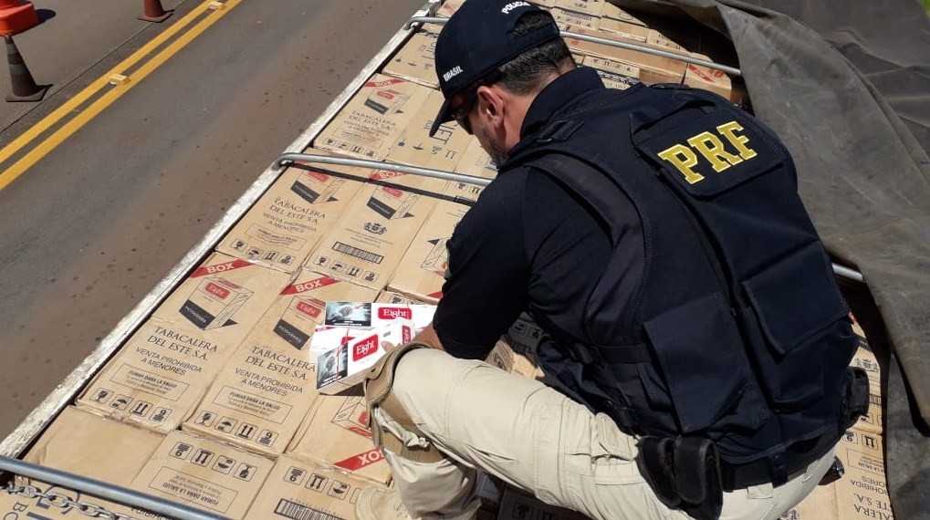 PRF apreende mais de dois milhões de maços de cigarro na região de Maringá
