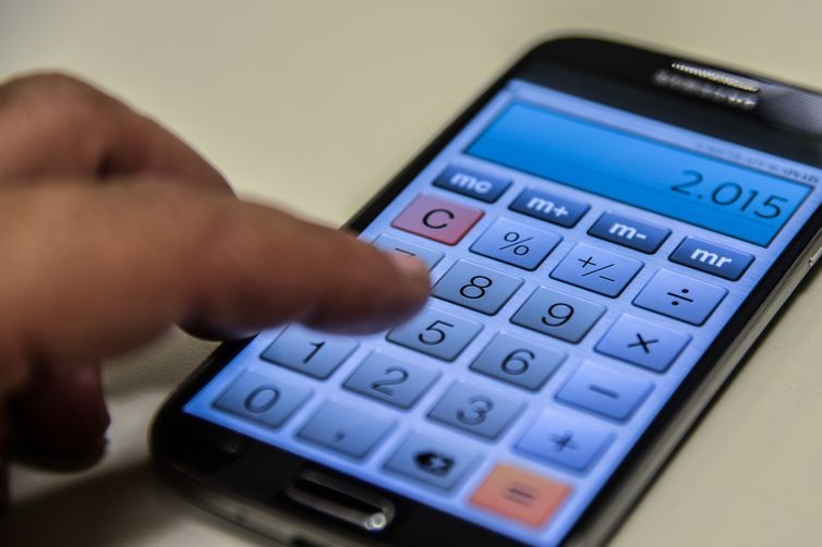 Mesmo com alta da Selic, investir em renda variável é mais vantajoso, diz economista