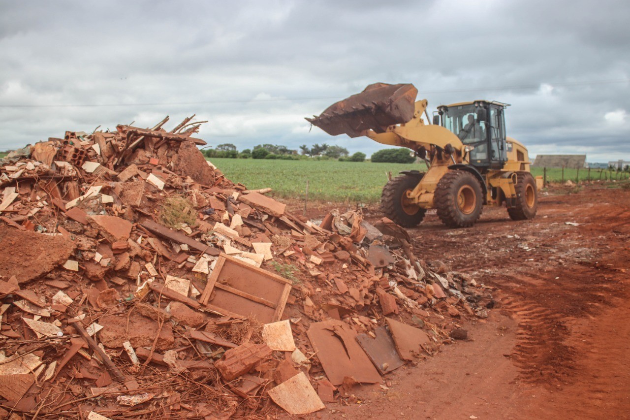 Sarandi começa a limpar a Estrada Jaguaruna, que acumulou mil toneladas de lixo nos últimos anos, diz secretário de Meio Ambiente