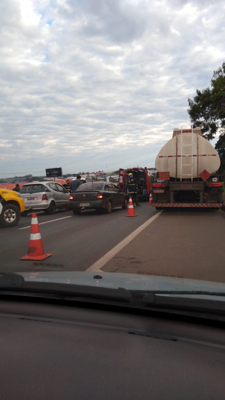 Duas pessoas ficam feridas em acidente com cinco veículos