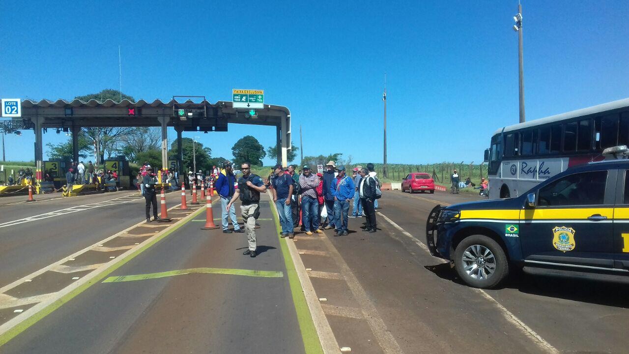 Manifestantes do MST liberam passagem de veículos no pedágio de Campo Mourão