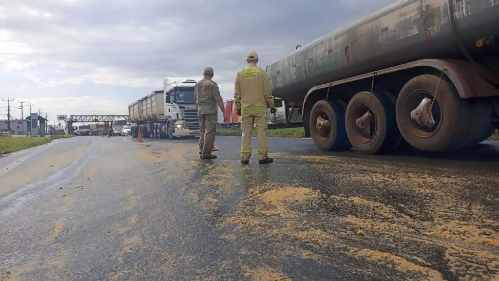 Óleo na pista provoca acidentes na PR-317 em Maringá