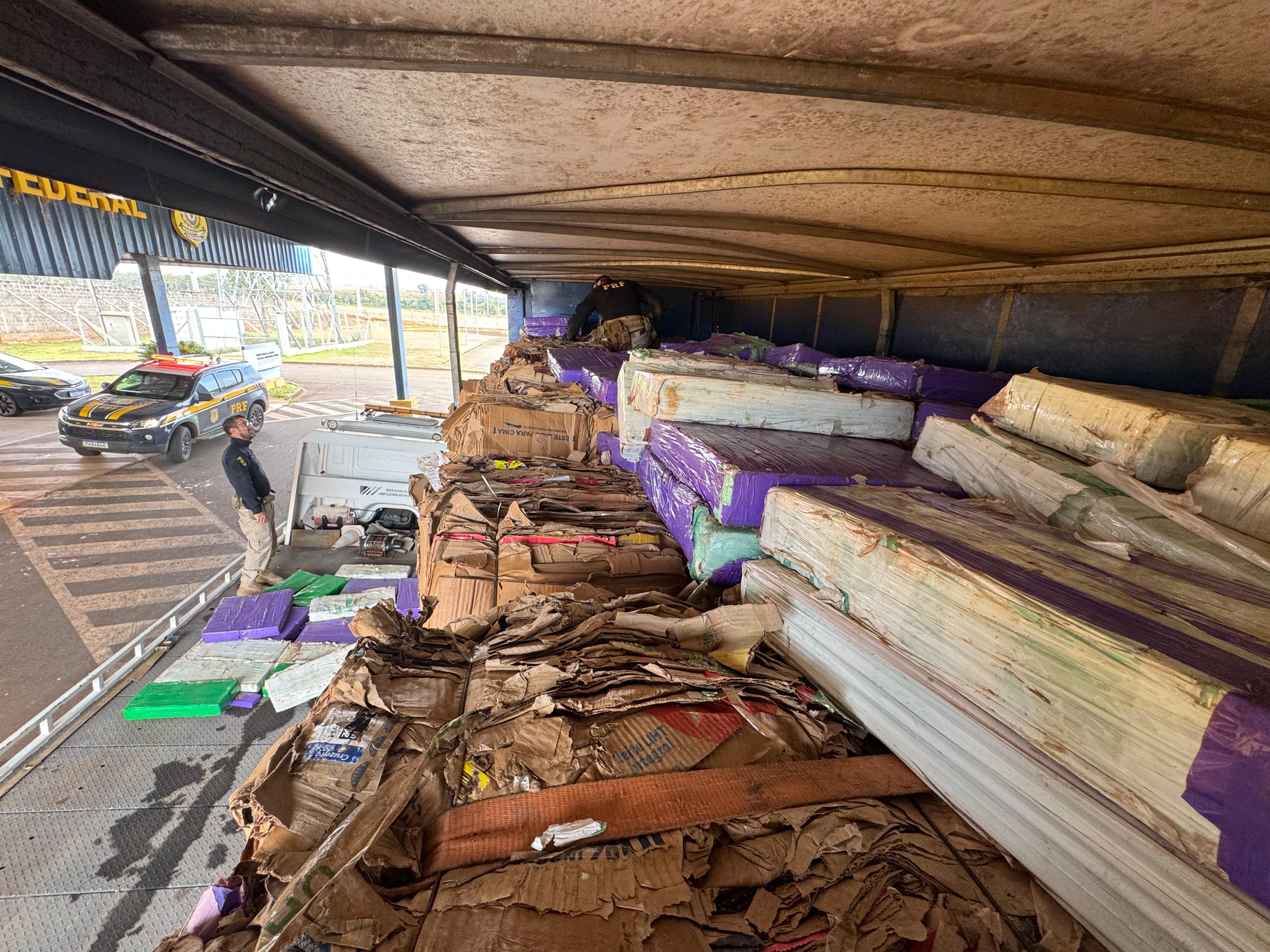 PRF apreende quase 3 toneladas de maconha em carga de papelão