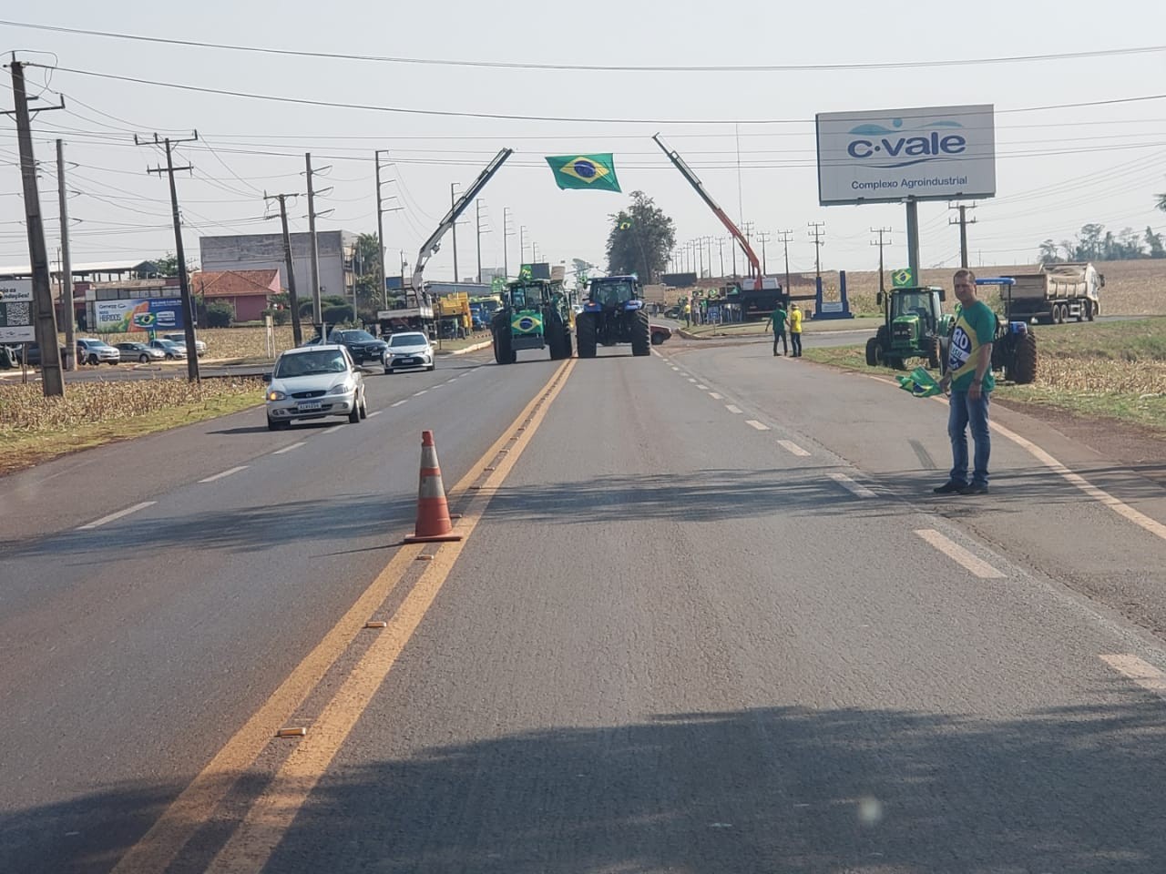 Manifestantes interditam rodovia no oeste e organizam concentrações à tarde em todo o estado
