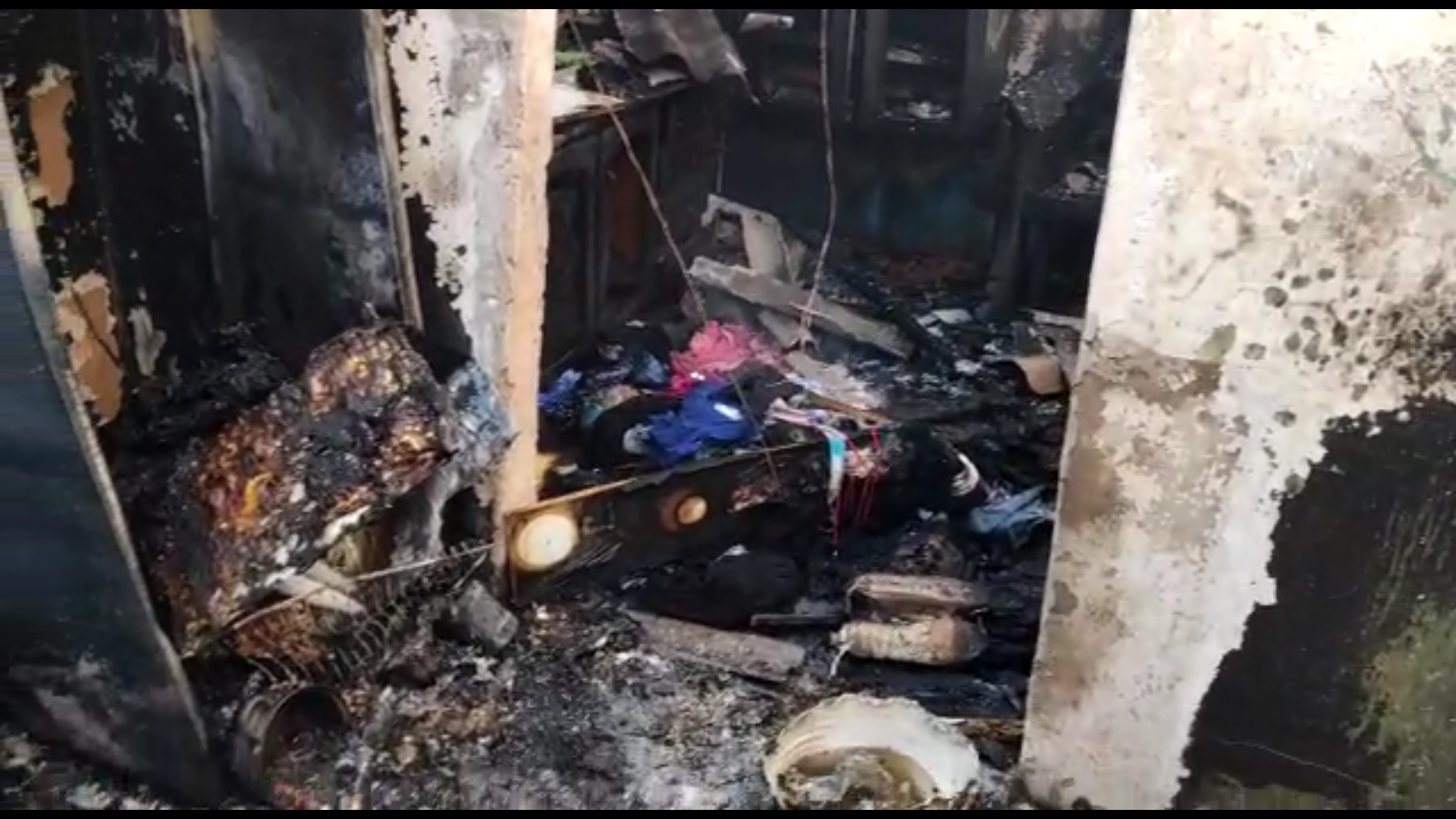 Família perde tudo após casa pegar fogo no Jardim São Silvestre