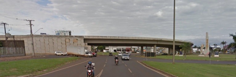 Caminhão derruba poste de energia e interdita viaduto