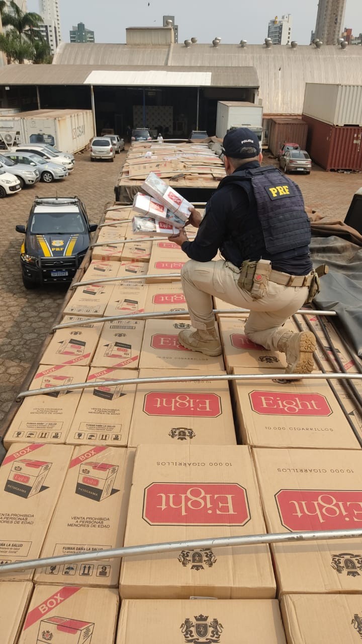 PRF apreende carreta com 450 mil maços de cigarros do Paraguai