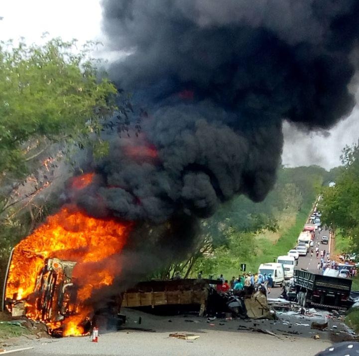 Duas pessoas morrem e 11 ficam feridas em acidente entre ônibus e caminhão na PR 082