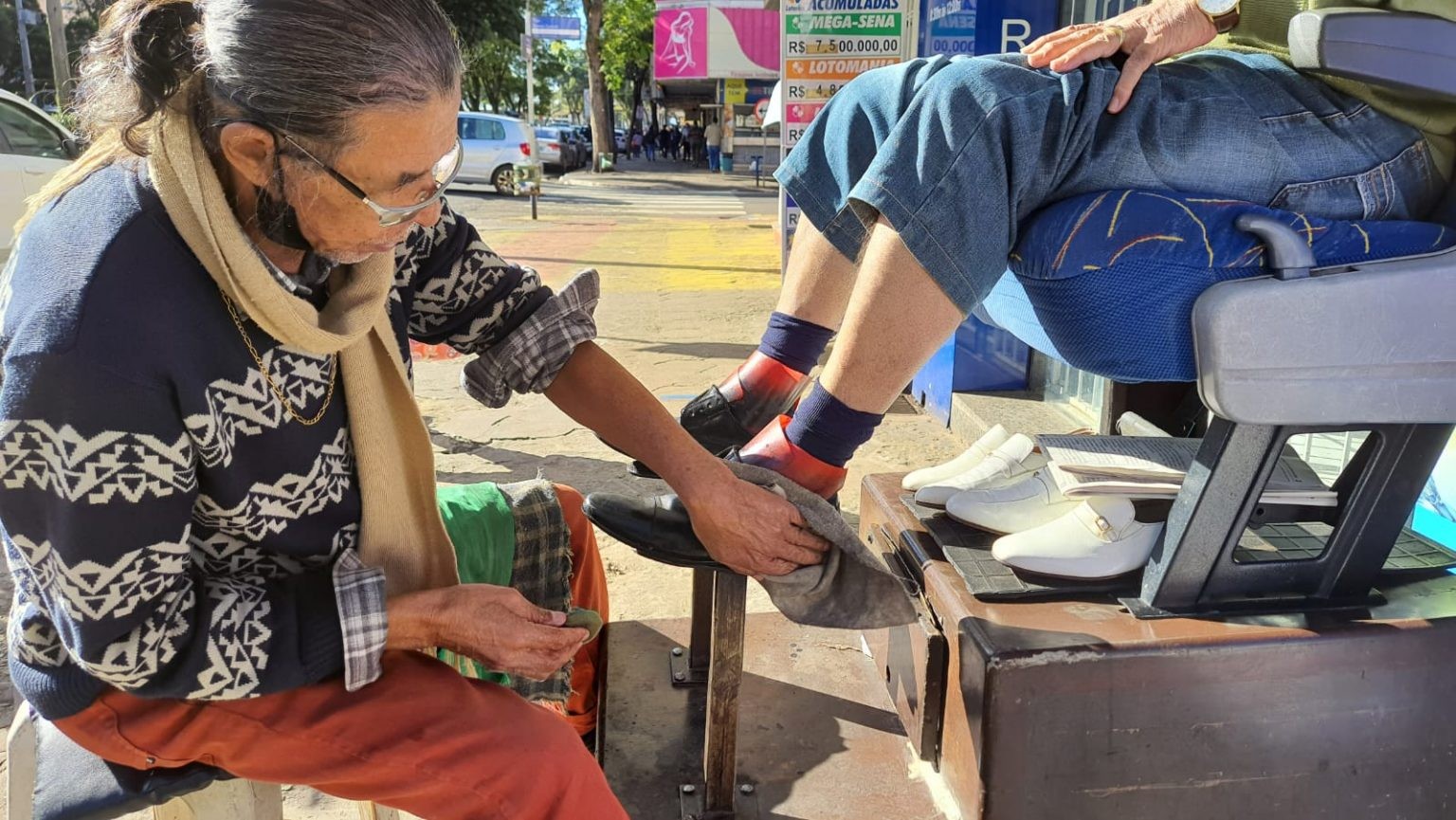 Conheça a história de ‘Baianinho’, engraxate há 57 anos em Maringá