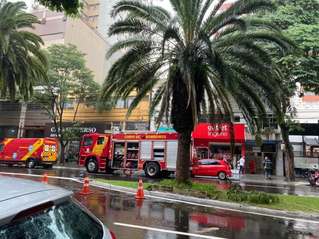 Bombeiros combatem incêndio em prédio comercial no centro de Maringá