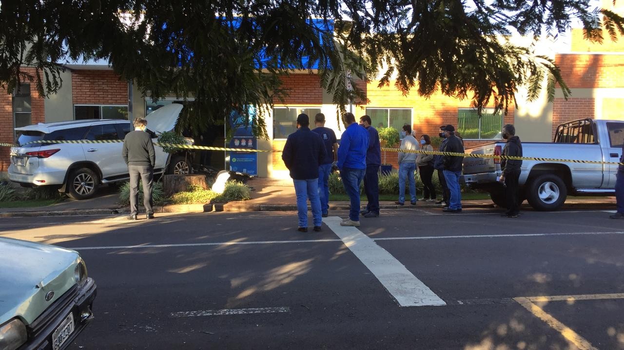Caminhonete desgovernada arrasta motocicleta e invade laboratório