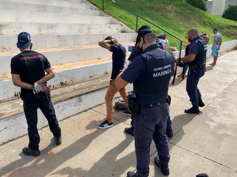 Operação policial ‘fecha’ Vila Olímpica de Maringá e encontra drogas