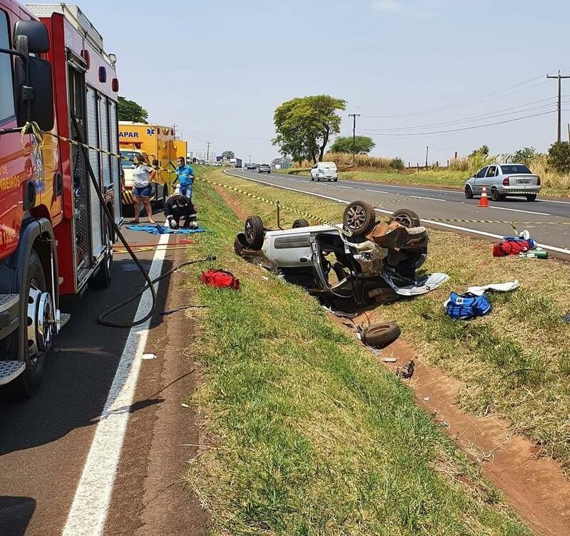 Carro capota na BR-376, em Maringá, e deixa quatro feridos