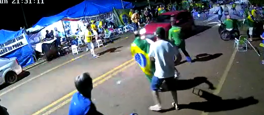 Mulher que atravessou bloqueio de manifestantes recebe liberdade provisória