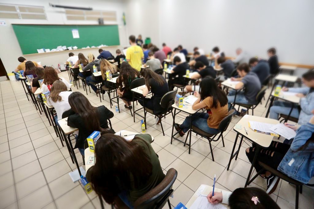 Quatro alunos são expulsos de centro universitário em Maringá