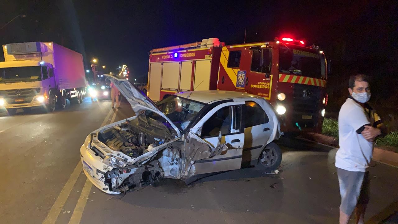 Acidente envolvendo cinco veículos deixa quatro feridos