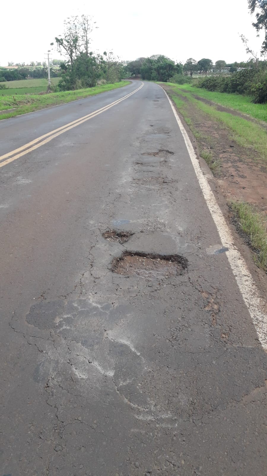 Ouvinte alerta para asfalto deteriorado na PR-463, entre Nova Esperança e Paranacity