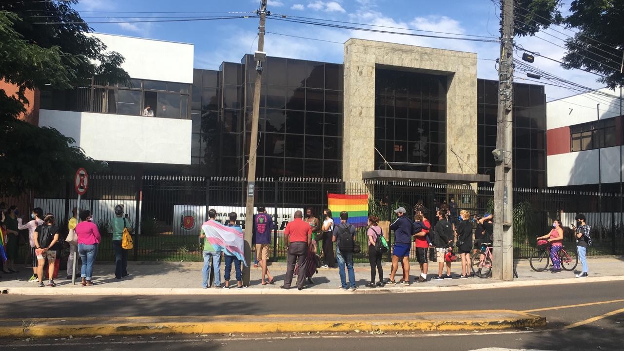 Manifestantes LGBTQIA+ protestam em frente à Câmara de Maringá