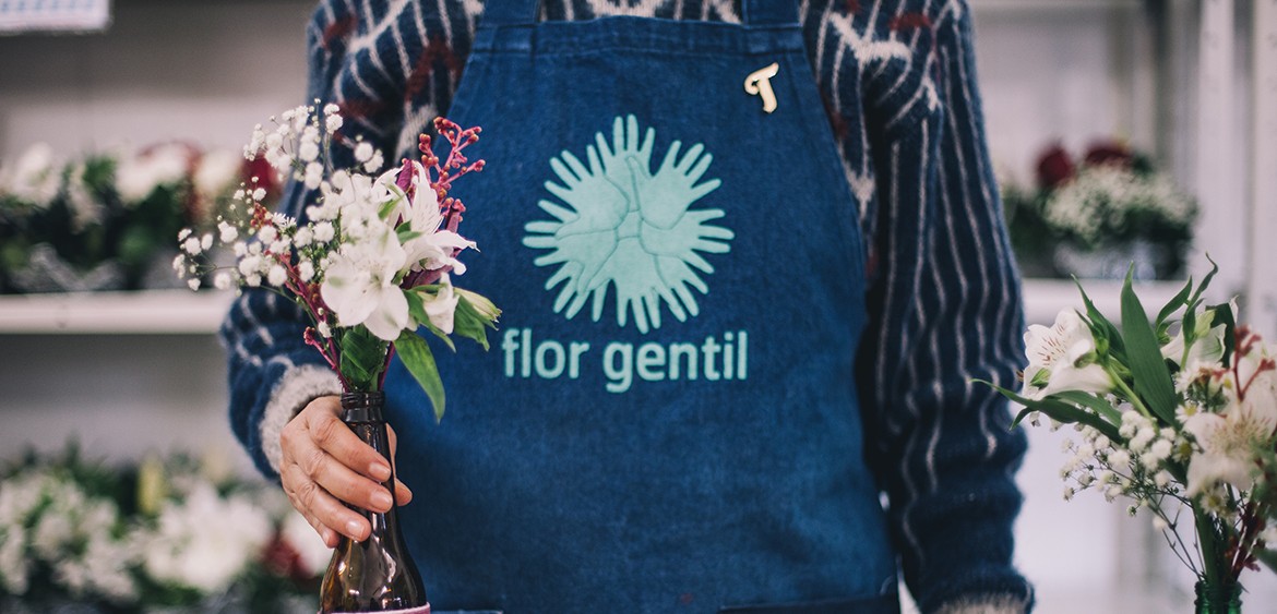 Iniciativa estende vida útil de flores descartadas e distribui para pessoas