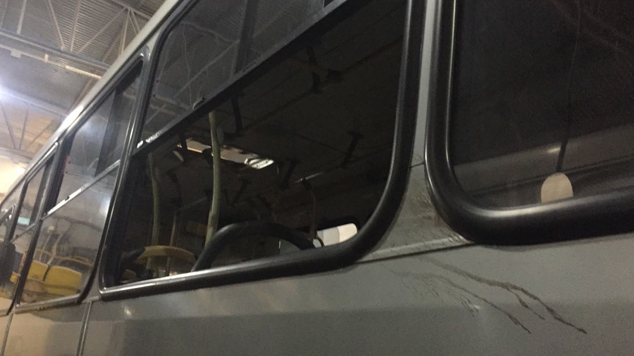 Ônibus é atacado e passageiro fica ferido