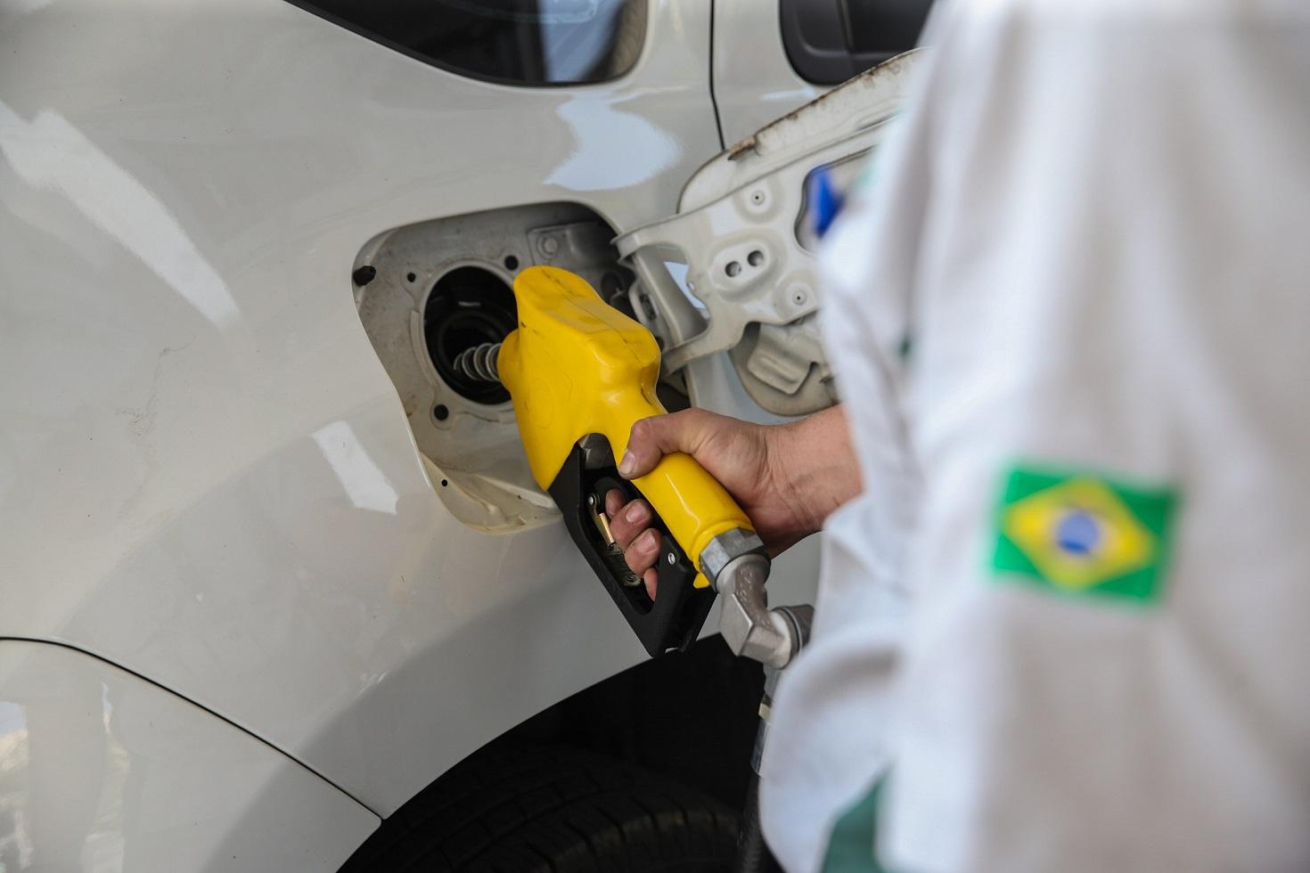 Pesquisa do Procon aponta diferença de R$ 0,80 em litro de diesel