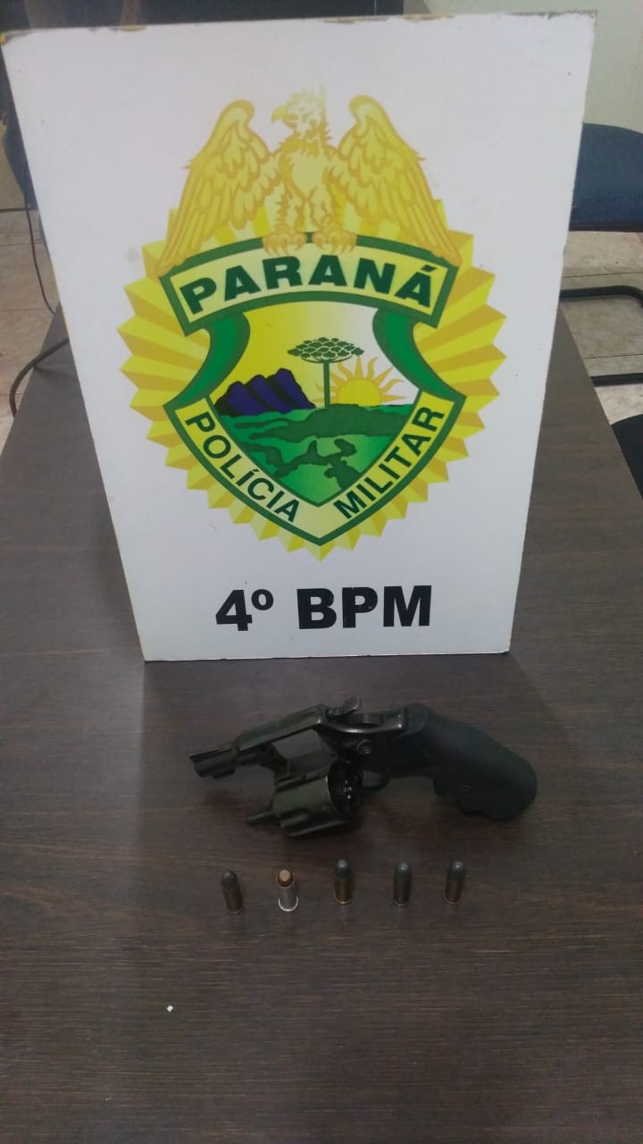 Mulher é detida após ameaçar pessoas na rua com um revólver