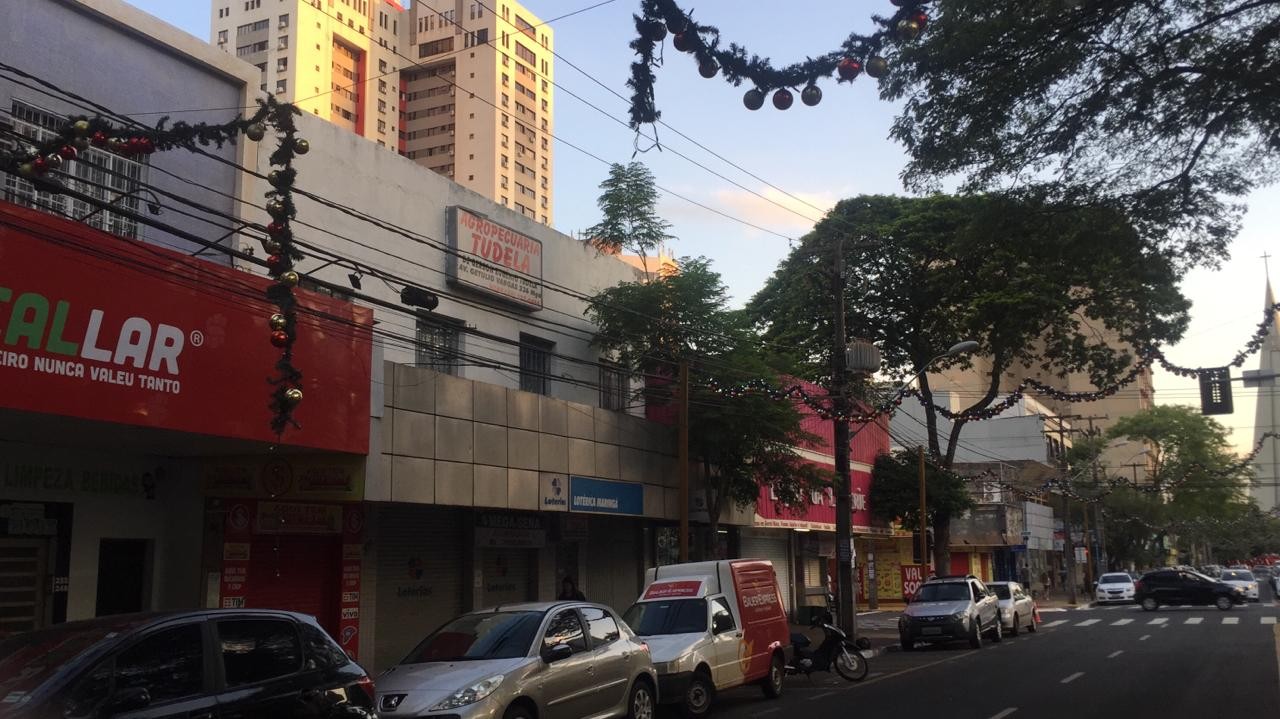Altura dos festões natalinos incomoda comerciantes na área central