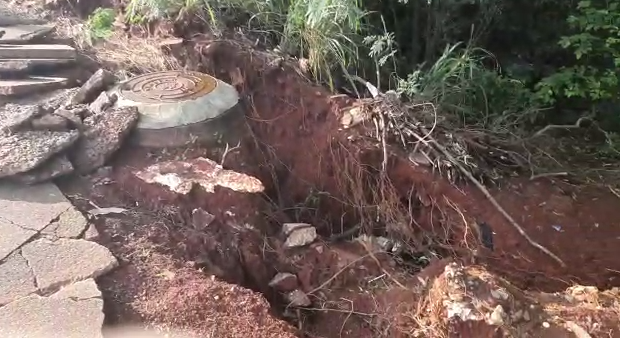 Força da chuva abre uma cratera em fundo de vale em Maringá