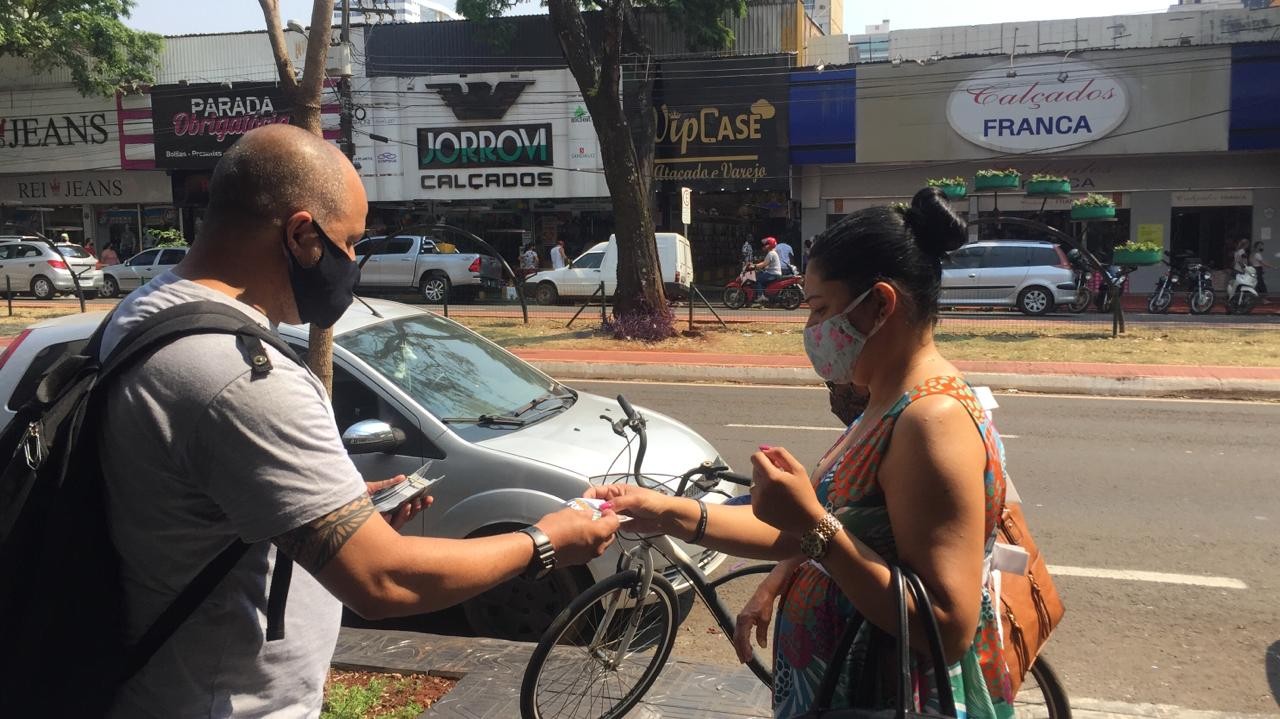 No primeiro sábado de campanha eleitoral, candidatos saem para o corpo a corpo