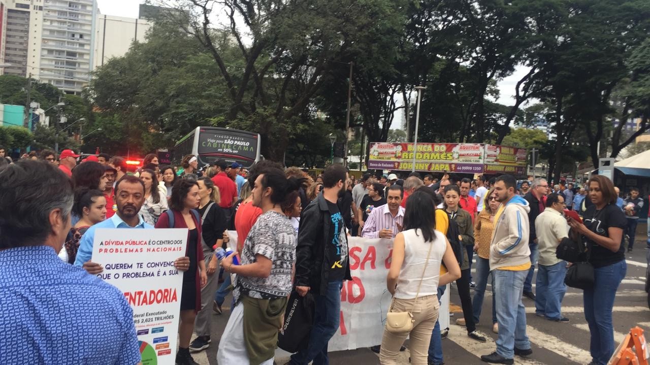 Sindicalistas impedem saída de ônibus do terminal provisório, em Maringá